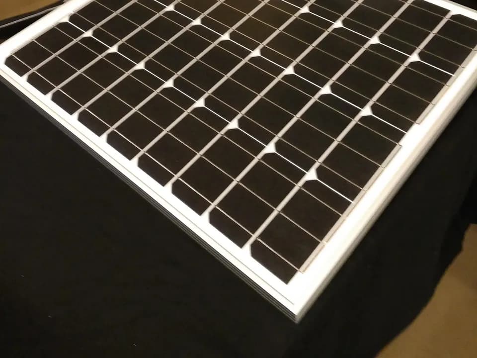 Petit panneau rigide à cadre d'aluminium, posé sur une table